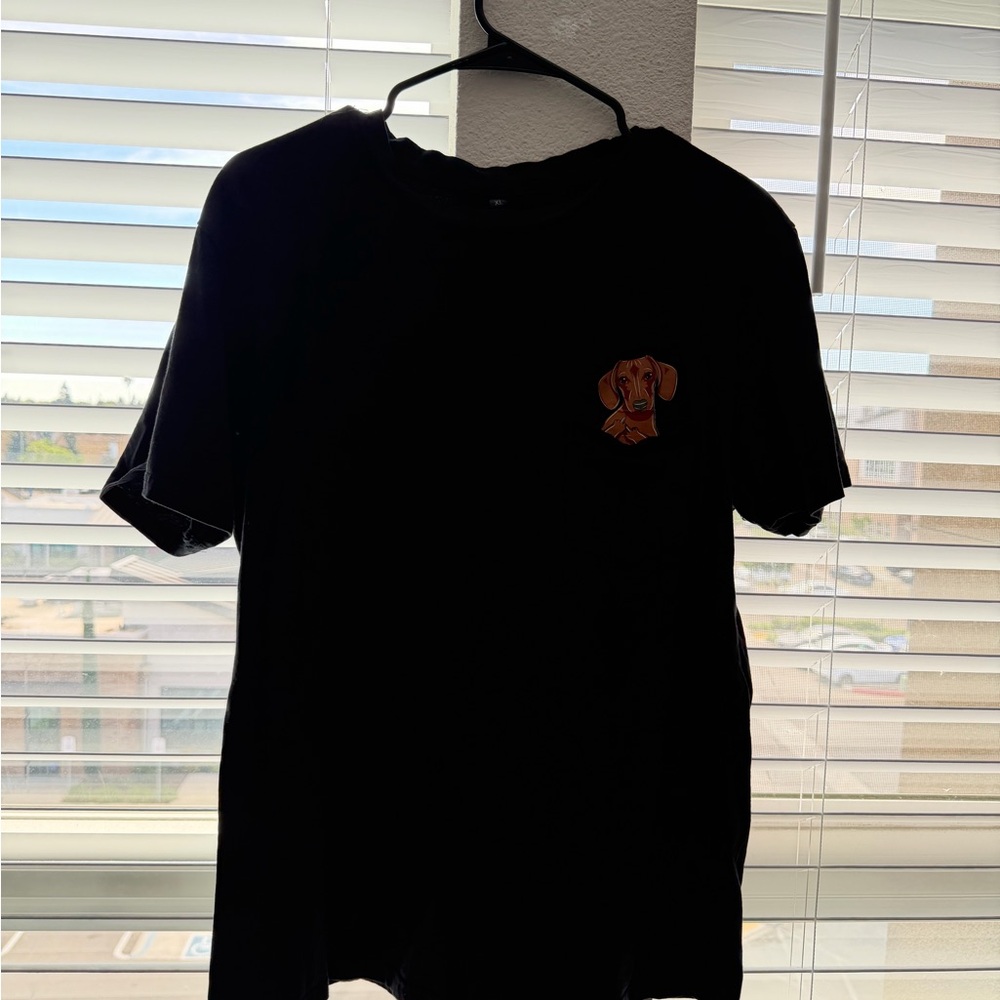 Black T-Shirt with Dachshund in pocket 🖤🤎